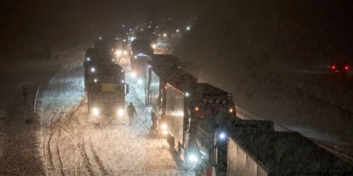 I-90 Blocked by Lake Effect Snowstorm: Drivers Describe ‘Hopeless’ Traffic Jam